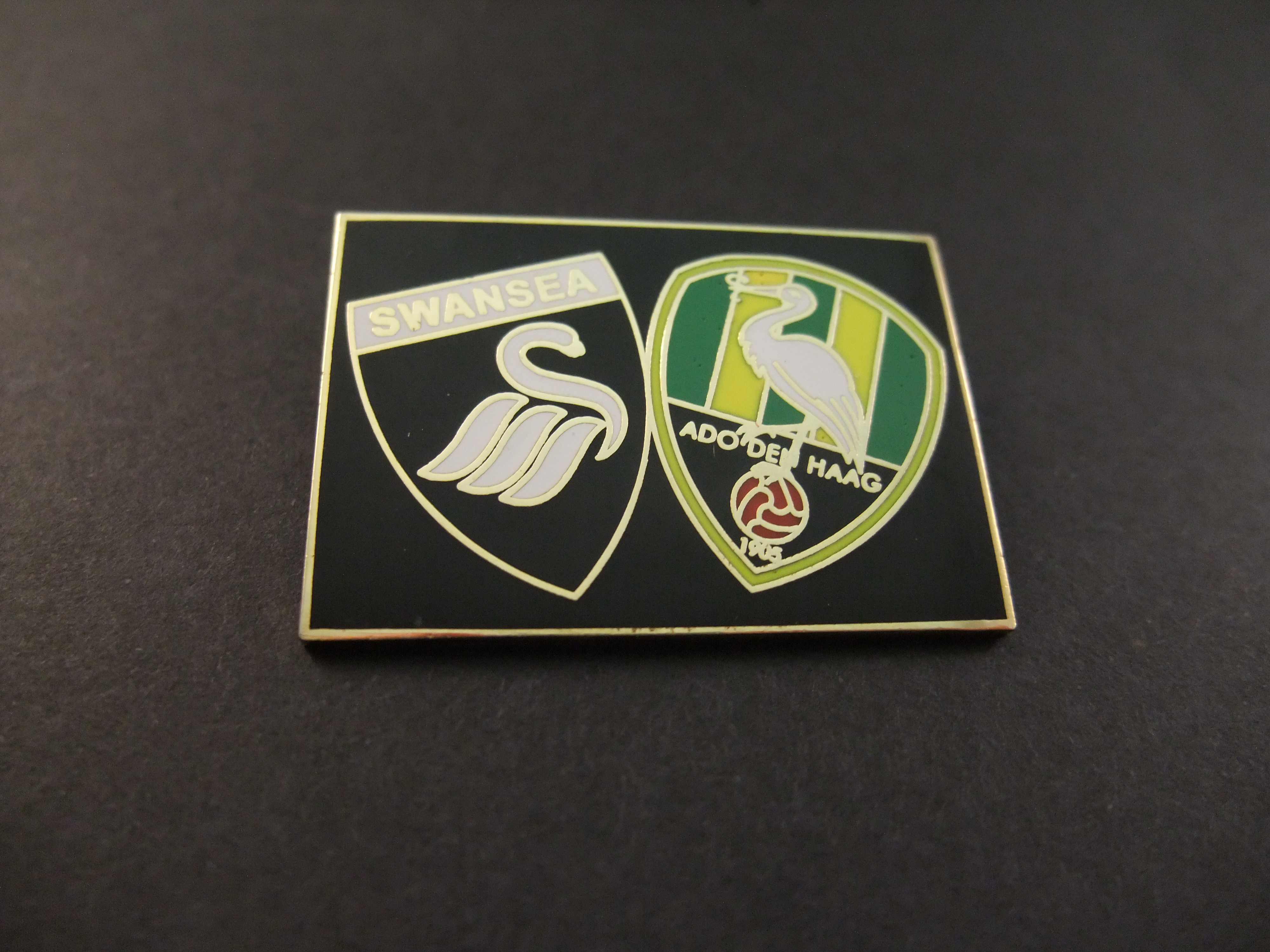 Swansea City- ADO Den Haag logo's samen zwart
